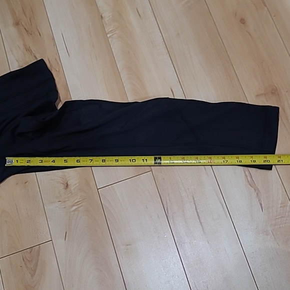 Black Lululemon size 4 capris - Picture 5 of 5